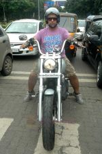 Vishal Dadlani snapped on his bike on a busy road in Mumbai on 22nd Aug 2011 (6).JPG